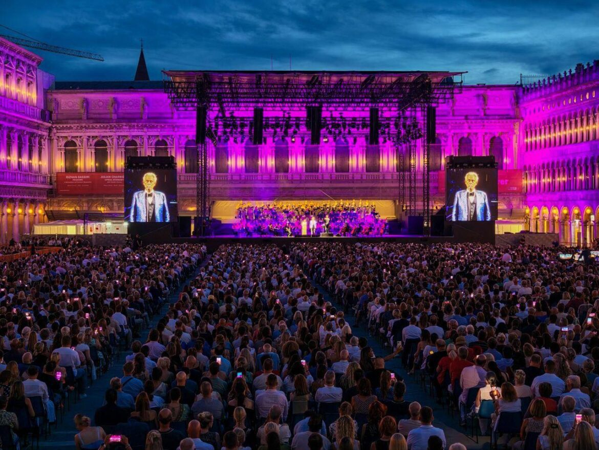 Bocelli incanta Piazza San Marco, trionfo per il concerto dei 30 anni di ‘Romanza’