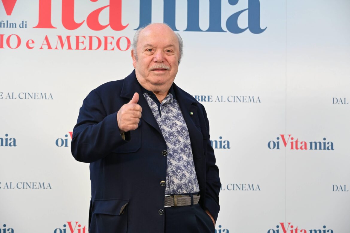 Lino Banfi compie 90 anni: “Il mio segreto? La burrata. Ora sogno un ruolo da cattivo”