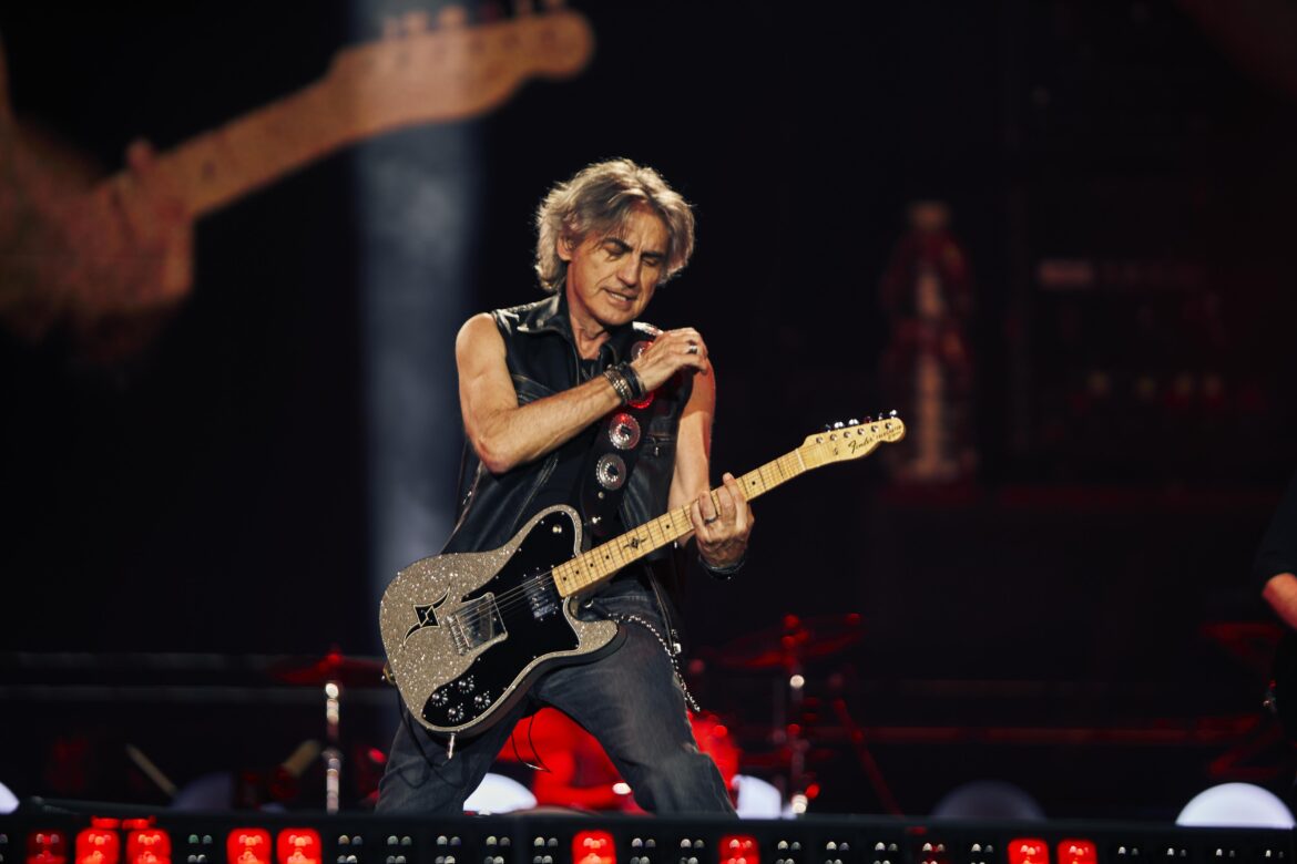 Ligabue, anche a Milano è un super show: festa grande a San Siro con la ’Notte di Certe Notti’